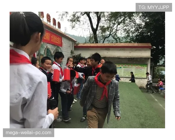 汪周雨满头汗拎着名牌包，路人表情比他还精彩